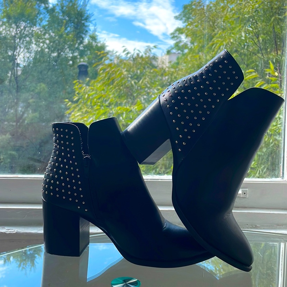 Size 7 black heeled ankle boots